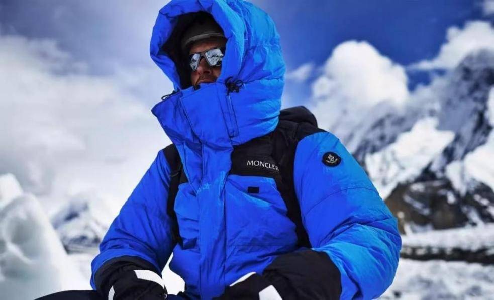 抢着买加拿大鹅卖不动它卖疯了不朽情缘2万元一件又土又贵还(图1)