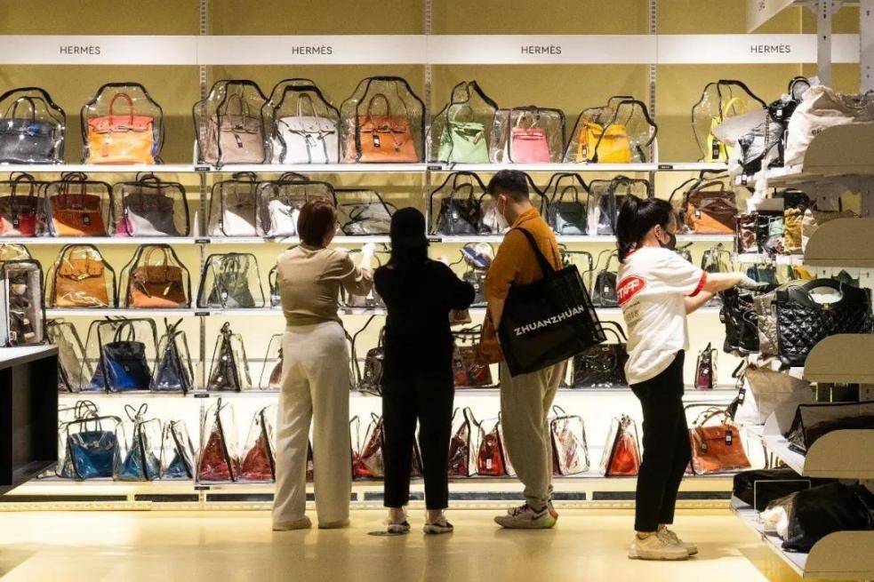 抢着买加拿大鹅卖不动它卖疯了不朽情缘2万元一件又土又贵还(图9)